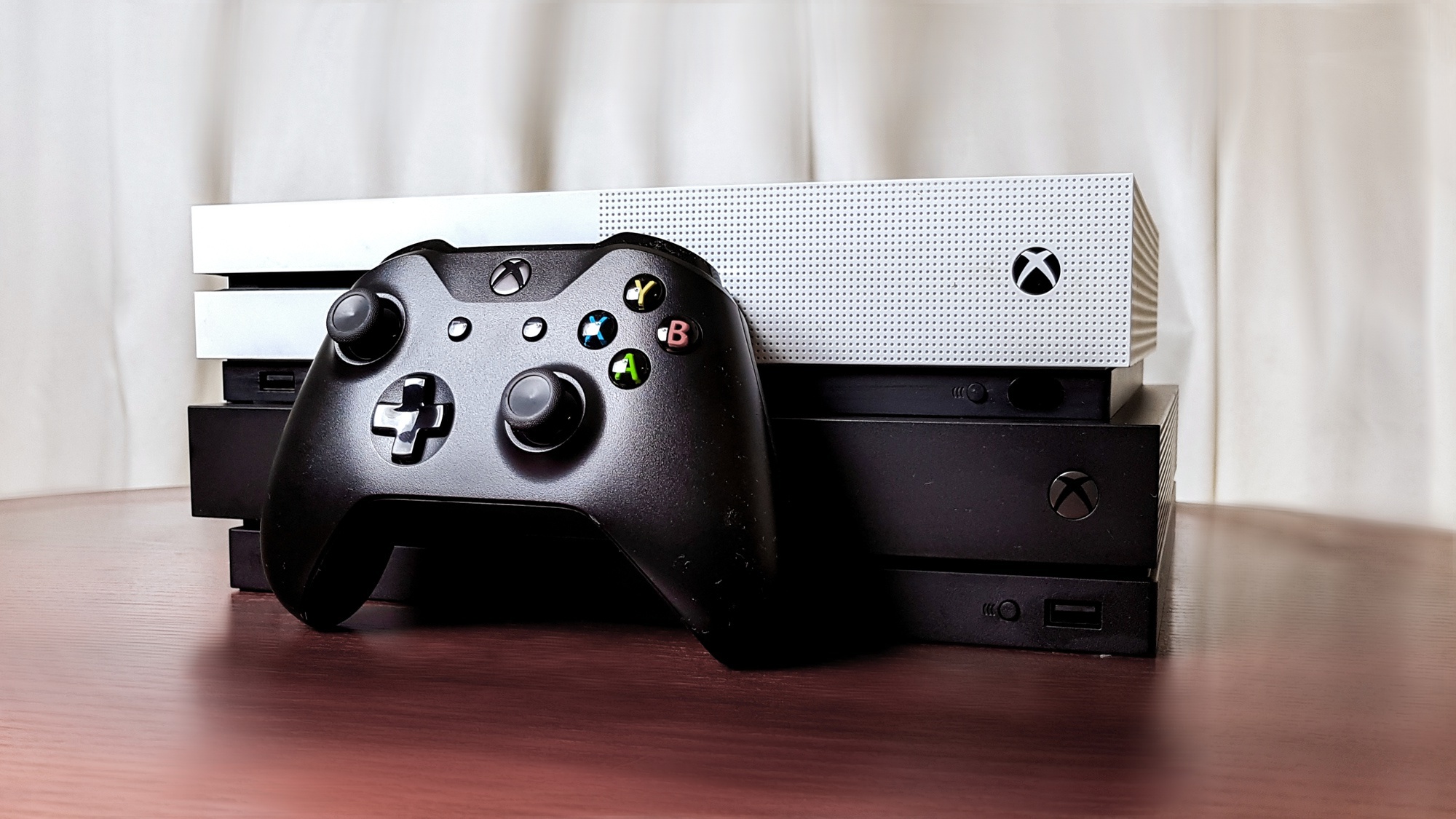 Xbox One X   и   Xbox One S   то есть черным по белому