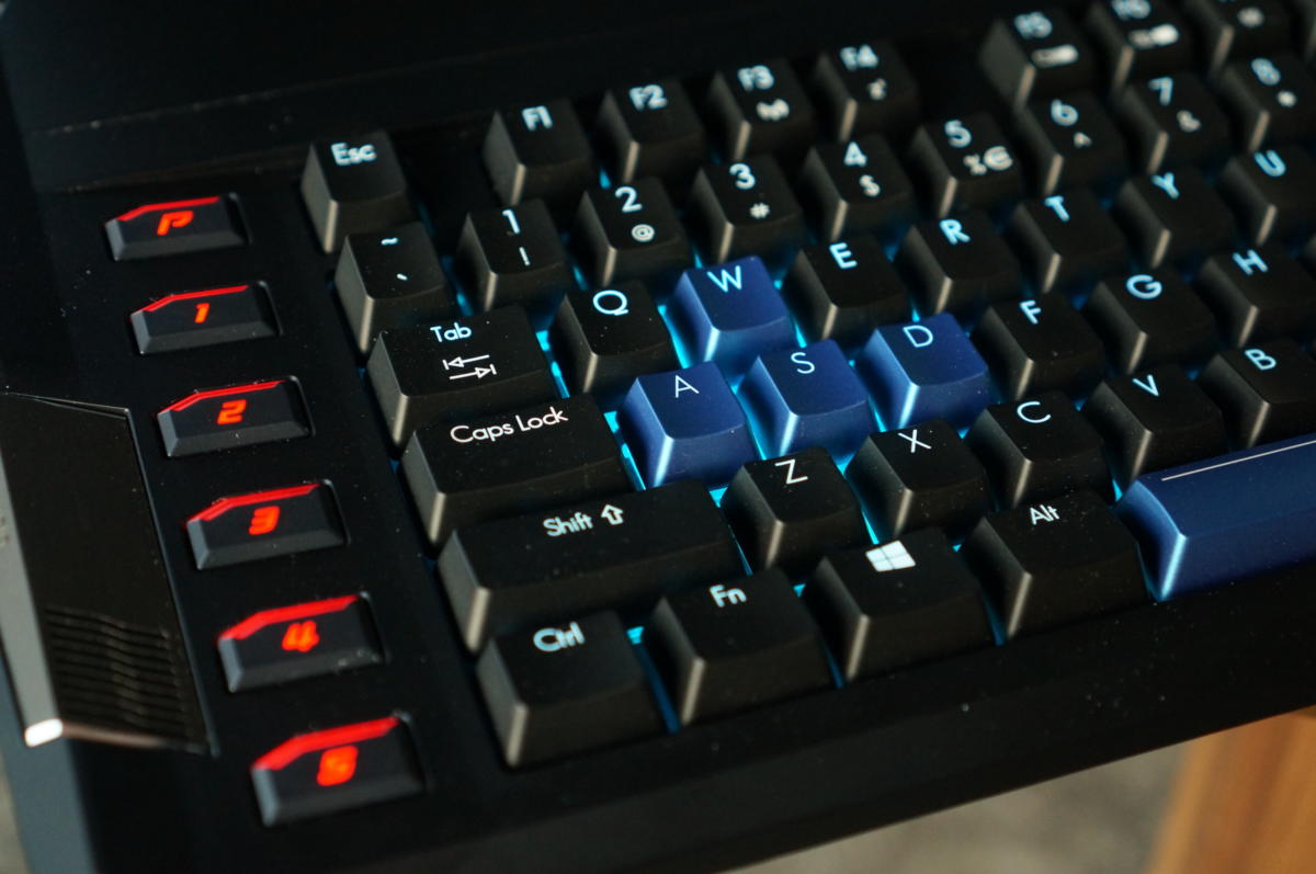 Если вам не нравятся цветные WASD-клавиши, в комплект поставки Acer входят более чёрные черные клавиши