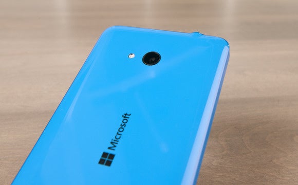 Имея размеры 5,56 x 2,84 x 0,34 дюйма и вес 5,1 унции, Lumia 640 является одним из последних с гладкой пластиковой подложкой, которая, вероятно, должна быть текстурированной, чтобы добавить немного большего сцепления